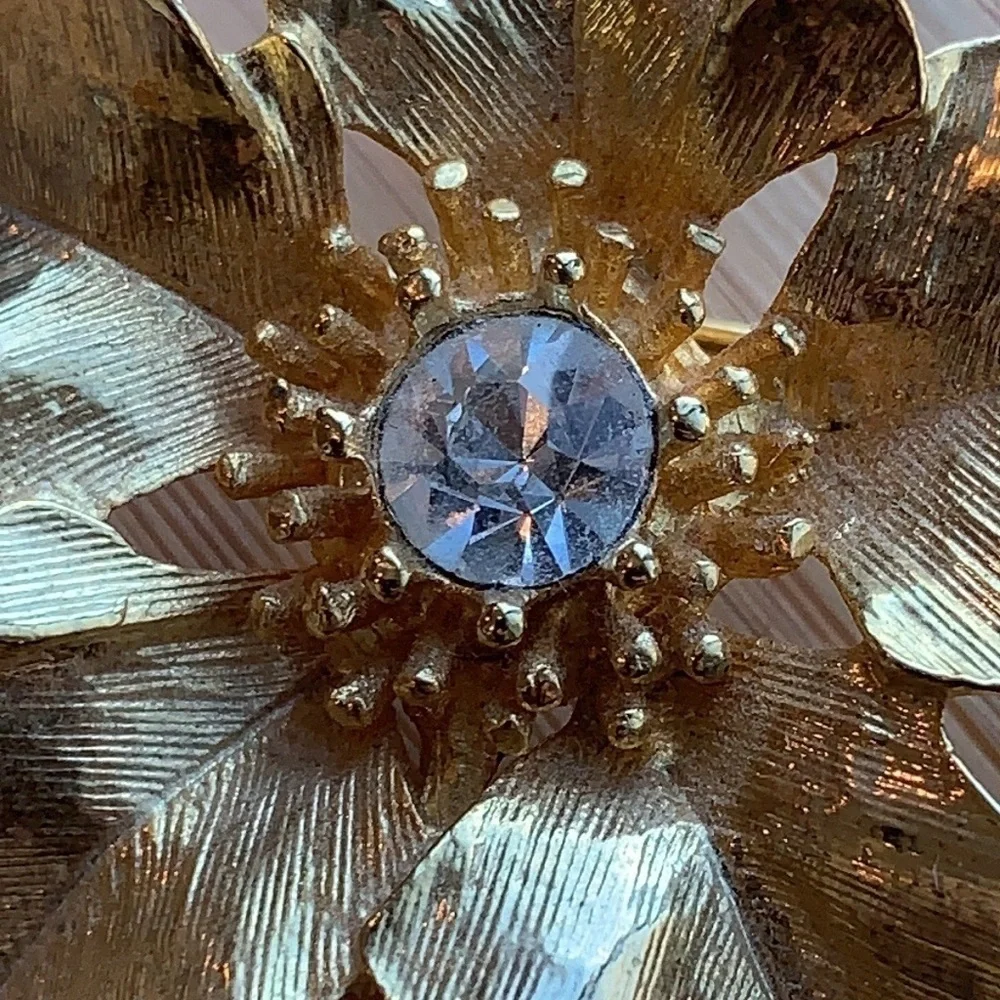 New View || Gold Toned Floral Pin Brooch